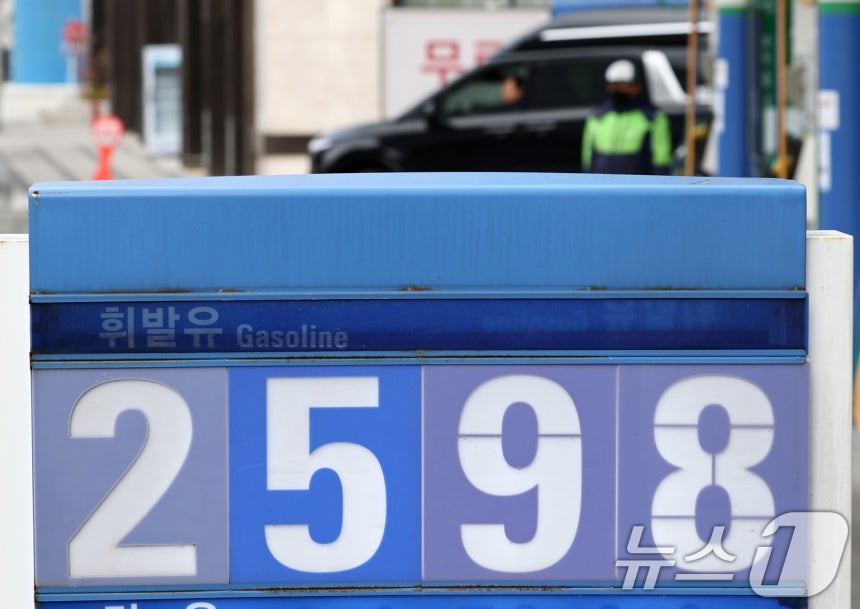 호르무즈 해협 봉쇄 여파로 국제유가가 배럴당 100달러 넘어선 9일 서울 시내 한 주유소에 휘발유·경유 가격이 표시되어 있다.이재명 대통령은 이날 열린 중동 상황 관련 비상경제점검회의에서 "석유 제품에 최고 가격제