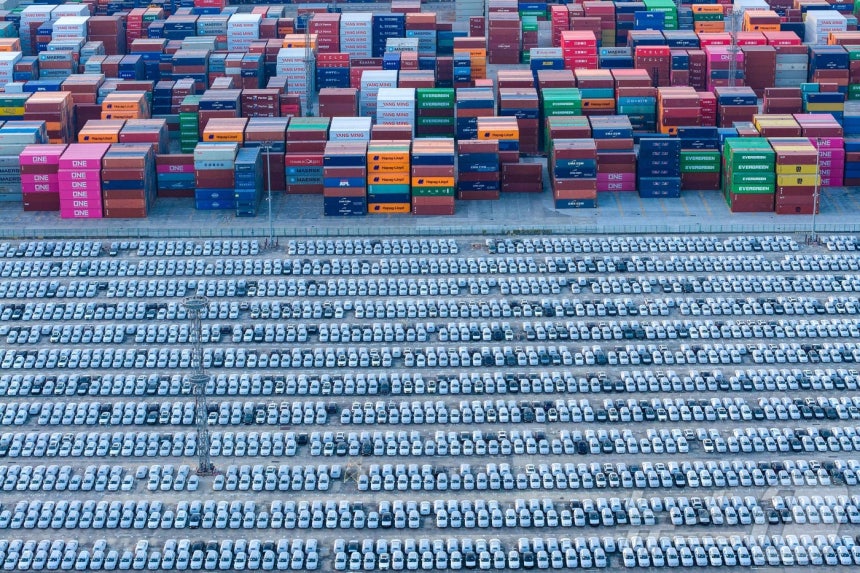 9일(현지시간) 중국 난징의 한 항구에서 자동차들이 수출 선적을 기다리고 있다. 2025.12.09. ⓒ AFP=뉴스1