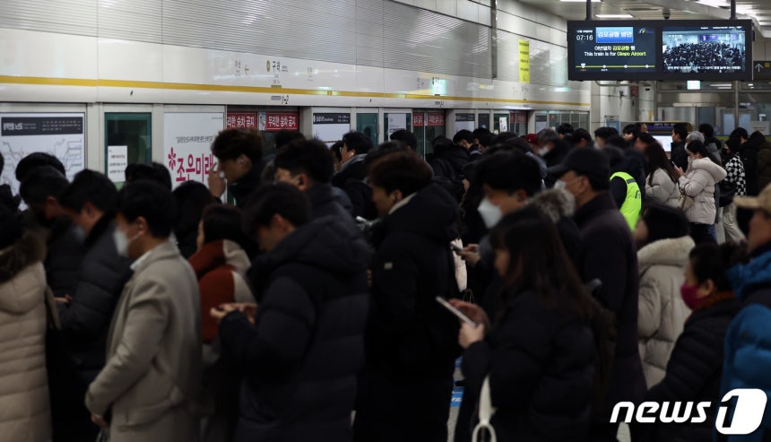 2023년 12월 경기 김포시 김포골드라인 구래역의 출근길 모습. (뉴스1 DB) ⓒ 뉴스1 구윤성 기자