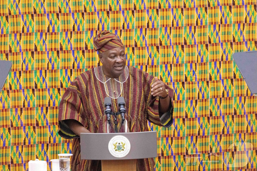 존 드라마니 가나 마하마 대통령이 지난 2월 가나 수도 아크라에서 의회에 국정 연설을 하고 있다.2026.02.28 ⓒ 로이터=뉴스1