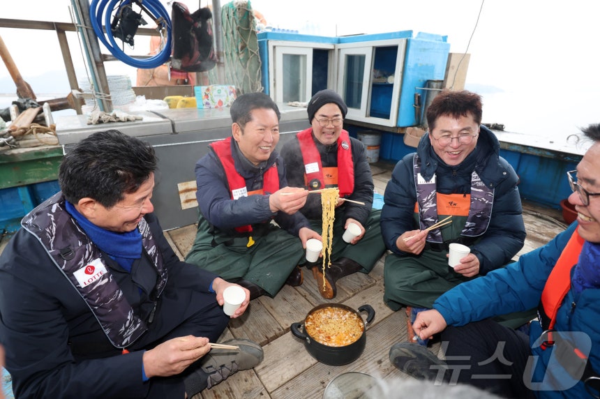 정청래 더불어민주당 대표와 인천시장 후보인 박찬대 의원이 11일 오후 인천 강화군 서검도 앞바다 조업한계선 근처 괴리어장에서 새우잡이 조업 현장 체험을 하고 간식을 먹고 있다. (공동취재) 2026.3.11 ⓒ 뉴스