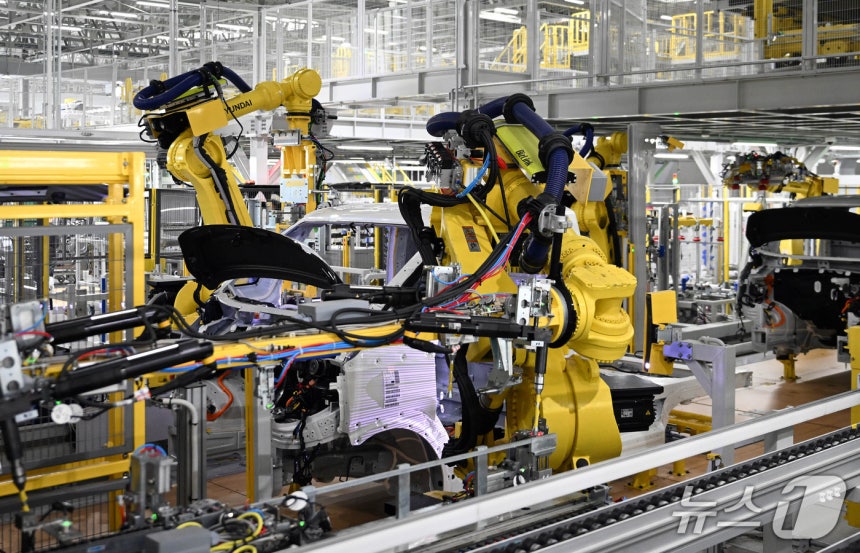 지난 12일 경기 화성 기아 화성EVO플랜트 이스트(East) 헤드라이닝 장착 자동화 공정(현대차그룹 제공) 2026.3.15/뉴스1