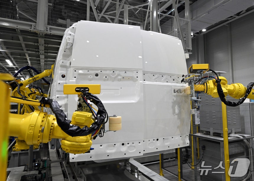 지난 12일 경기 화성 기아 화성EVO플랜트 이스트(East) 엠블럼 장착 자동화 공정(현대차그룹 제공) 2026.3.15/뉴스1