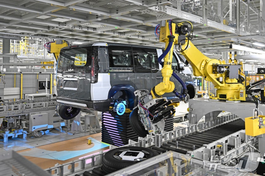 지난 12일 경기 화성 기아 화성EVO플랜트 이스트(East) 타이어 장착 자동화 공정(현대차그룹 제공) 2026.3.15/뉴스1