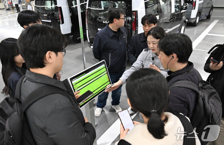 지난 12일 경기 화성 기아 화성EVO플랜트 이스트(East)에서 기자들이 관계자로부터 공장의 품질완결 시스템에 대한 설명을 듣는 모습(현대차그룹 제공) 2026.3.15/뉴스1