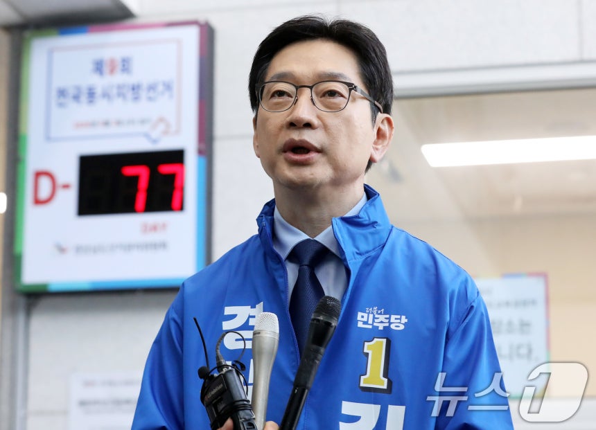 더불어민주당 경남지사 후보로 단수 공천된 김경수 전 지방시대위원장이 17일 오전 경남 창원 성산구 경상남도선거관리위원회에서 6·3 지방선거 경남도지사 예비후보자 등록을 한 뒤 소감을 밝히고 있다. 2026.3.17