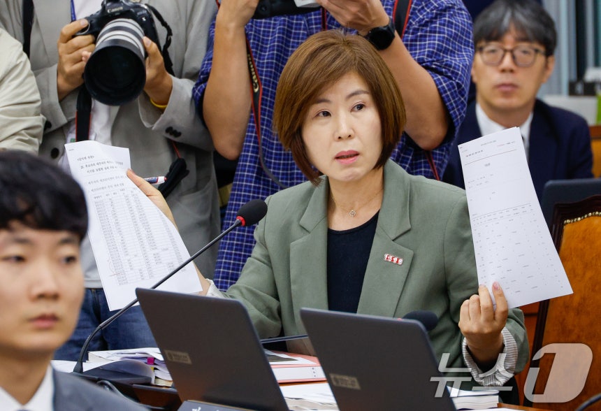 김미애 국민의힘 간사가 18일 오전 서울 여의도 국회 보건복지위원회에서 열린 정은경 보건복지부 장관 후보자 인사청문회에서 후보자 배우자의 에프티이엔이 주식 매매 현황 자료를 들고 의사진행 발언을 하고 있다.2025