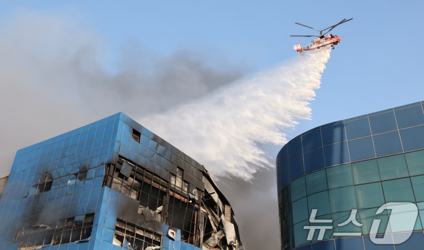 20일 오후 1시17분께 대전 대덕구 문평동의 한 공장에서 불이 헬기를 동원해 불을 끄고 있다.소방당국은 국가소방동원령을 발령한 가운데,현재까지 부상자들을 비롯한 출근자들 중 14명의 연락이 두절된 것으로 확인됐