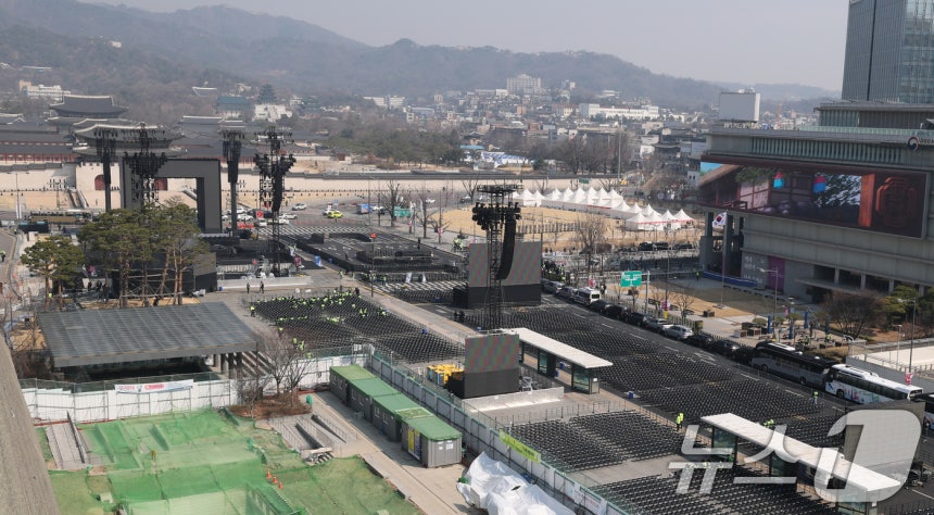 21일 방탄소년단(BTS)의 컴백 공연이 열리는 서울 종로구 광화문 광장 주변 도로가 통제되고 있다. 이번 공연으로 세종대로 광화문에서 시청 구간은 어제 밤 9시부터 차량 통행이 금지돼 22일 새벽 6시까지 33시간