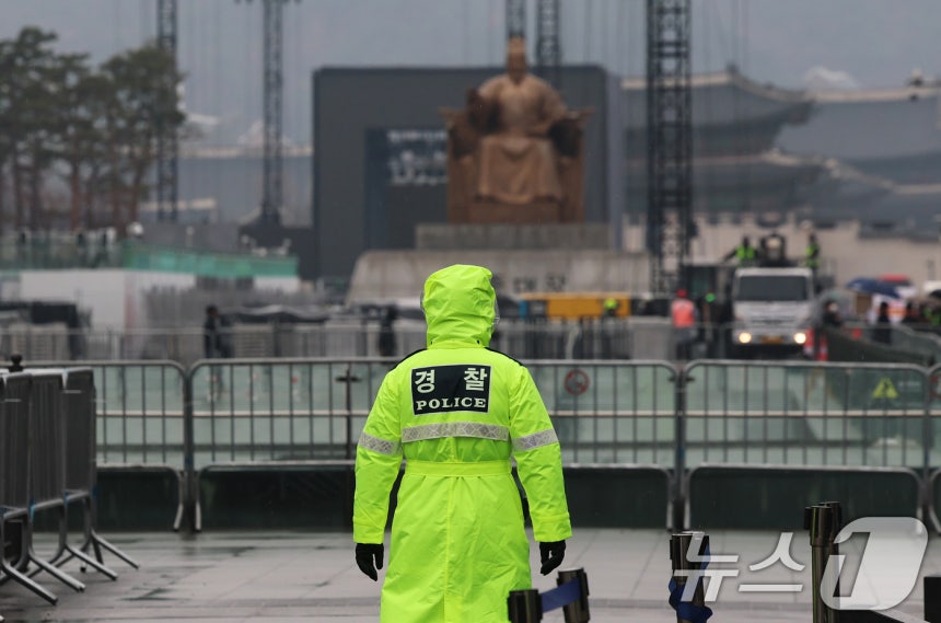 서울 광화문광장에서 경찰이 경계 근무를 서고 있다.2026.3.18 ⓒ 뉴스1 오대일 기자