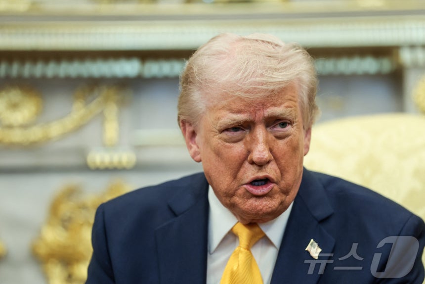 도널드 트럼프 미국 대통령이 19일(현지시간) 미국 워싱턴 백악관 오벌오피스에서 다카이치 사나에 일본 총리와 정상회담을 하고 있다.ⓒ 로이터=뉴스1