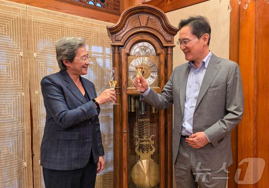 리사 수 AMD CEO(왼쪽)와 이재용 삼성전자 회장이 18일 서울 이태원 승지원에서 술잔을 들고 기념촬영하고 있다.(삼성전자 제공.재판매 및 DB 금지) 2026.3.18 ⓒ 뉴스1