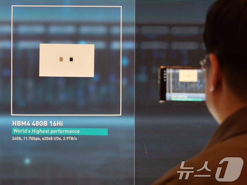 세계 최대 IT·가전 전시회 'CES 2026' 개막 사흘차인 8일(현지시간) 미국 네바다주 라스베이거스 베네치안호텔에 마련된 SK하이닉스 전시관에서 '프레스투어' 참석자가 'HBM4 48G 16Hi'를 촬영하고 있