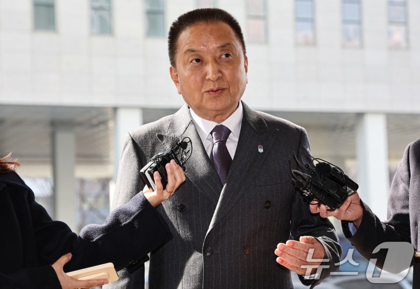 김영환 충북도지사가 23일 서울 양천구 남부지방법원에서 열린 국민의힘 상대 가처분 신청 심문에 출석하며 취재진 질문에 답하고 있다.김 지사는 지난 16일 국민의힘 지방선거 공천관리위원회 컷오프 결정 이후 서울남부지
