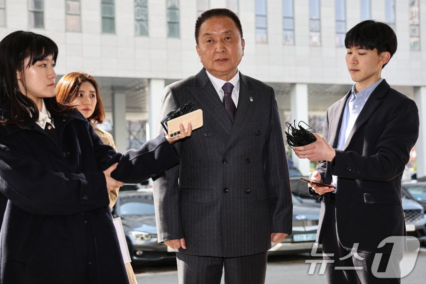 김영환 충북도지사가 23일 서울 양천구 남부지방법원에서 열린 국민의힘 상대 가처분 신청 심문에 출석하며 취재진 질문에 답하고 있다.2026.3.23 ⓒ 뉴스1 김도우 기자