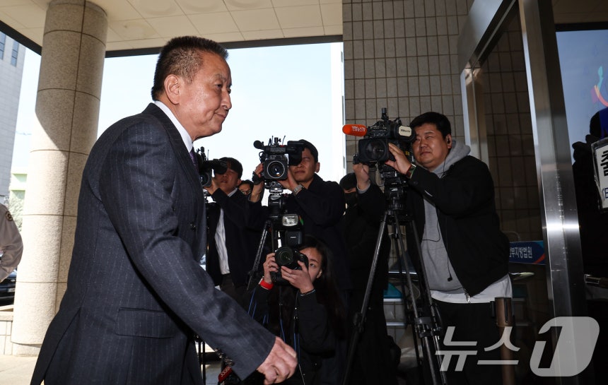 김영환 충북도지사가 23일 서울 양천구 남부지방법원에서 열린 국민의힘 상대 가처분 신청 심문에 출석하고 있다.2026.3.23 ⓒ 뉴스1 김도우 기자