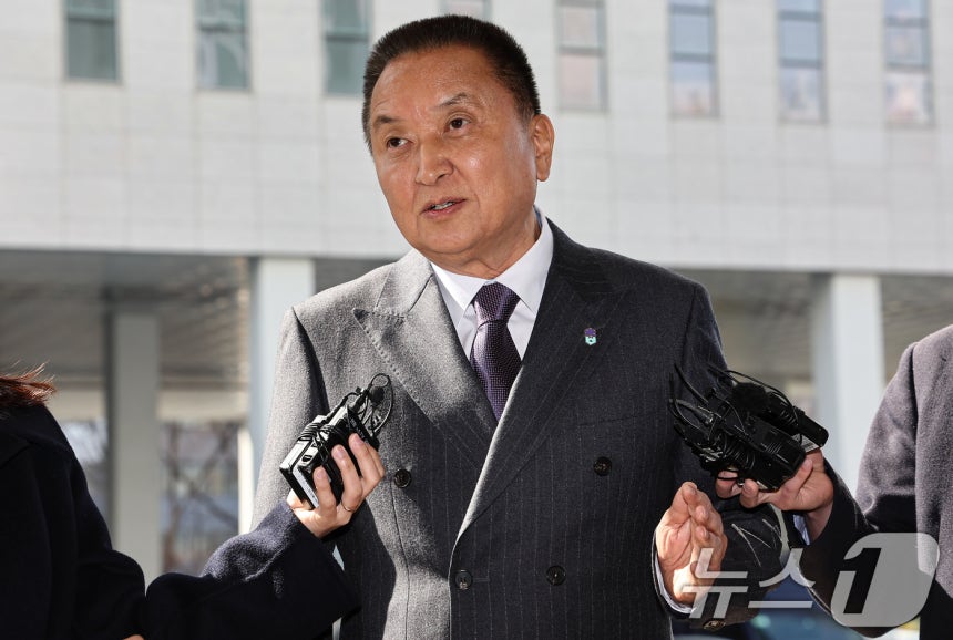 김영환 충북도지사가 23일 서울 양천구 남부지방법원에서 열린 국민의힘 상대 가처분 신청 심문에 출석하며 취재진 질문에 답하고 있다.2026.3.23 ⓒ 뉴스1 김도우 기자