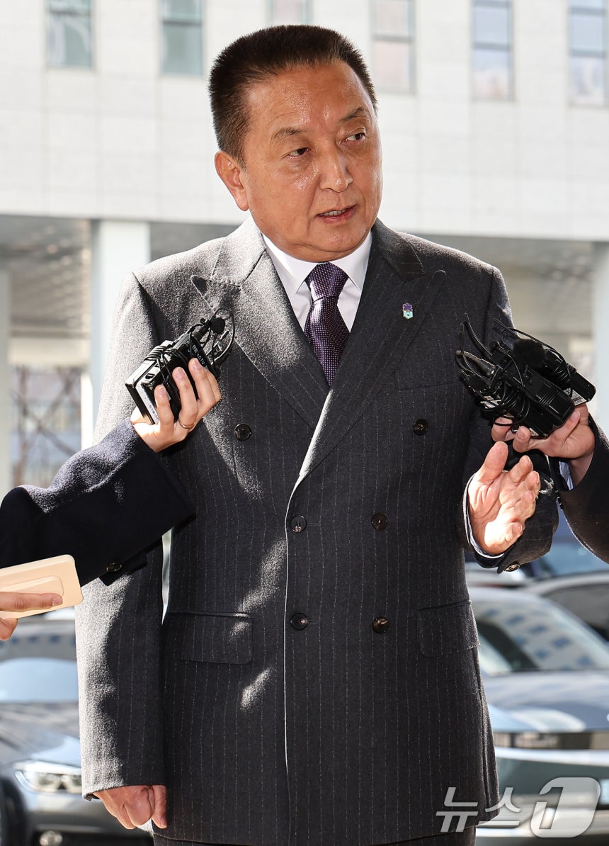 김영환 충북도지사가 23일 서울 양천구 남부지방법원에서 열린 국민의힘 상대 가처분 신청 심문에 출석하며 취재진 질문에 답하고 있다.2026.3.23 ⓒ 뉴스1 김도우 기자