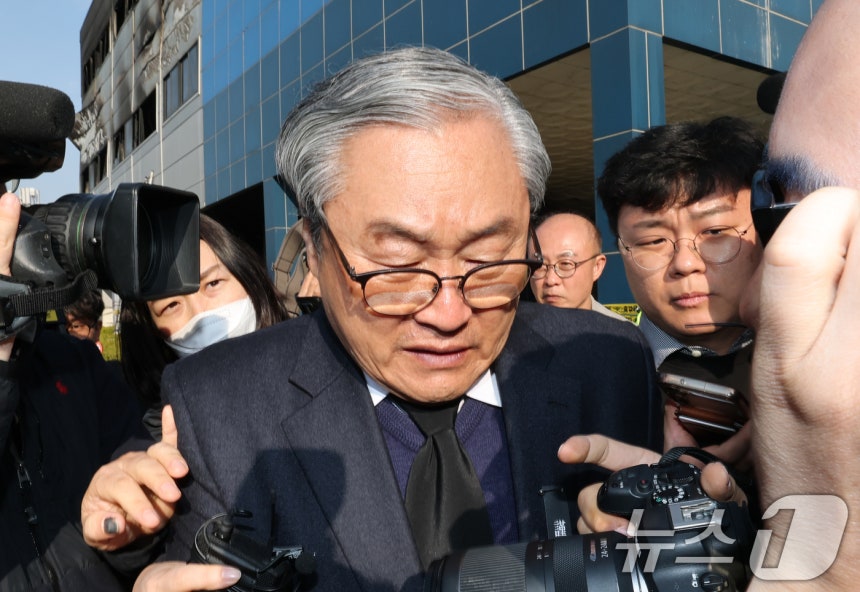 손주환 안전공업 대표가 23일 경찰·대전노동청 관계자들이 화재로 74명의 인명피해가 발생한 대전 대덕구 안전공업에 대해 압수수색을 진행하는 안전공업 사무실을 나서고 있다.2026.3.23 ⓒ 뉴스1 김기태 기자