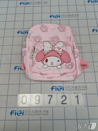 해외 온라인 플랫폼에서 판매 중인 가방에서 유해물질이 검출됐다.(서울시 제공)