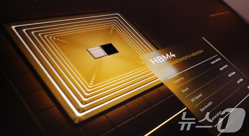 서울 강남구 코엑스에서 열린 제27회 반도체 대전(SEDEX 2025)서 공개된 SK하이닉스 HBM4 실물.2025.10.22 ⓒ 뉴스1 박지혜 기자