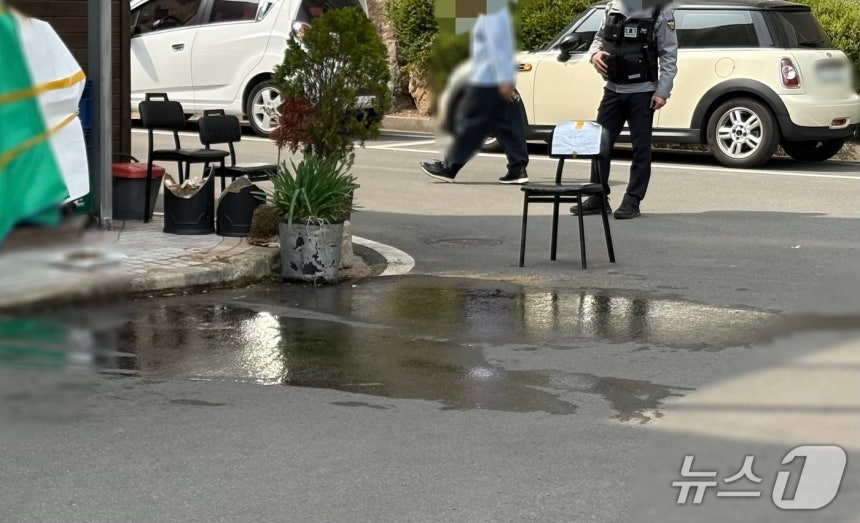 27일 오전 11시 36분쯤 상남동 한 아파트 상가 주차장에서 30대 남성이 20대 여성에게 흉기를 휘두르고 자해한 것으로 추정되는 사건이 발생했다.사진은 사건 현장 모습.2026.3.27/뉴스1 강정태 기자