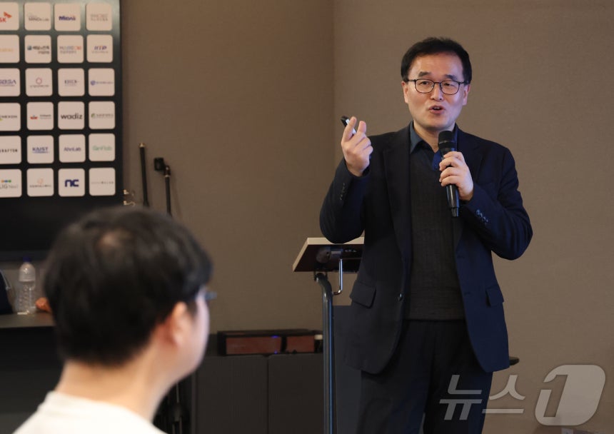 조쌍구 스템엑소원 대표가 27일 경기 성남시 분당구 판교스타트업캠퍼스에서 열린 '반려동물 산업 육성 협의회 제19회 IR(기업설명회) 데이'에서 반려동물 줄기세포 엑소좀 기반 재생치료 기술을 발표하고 있다. 2026