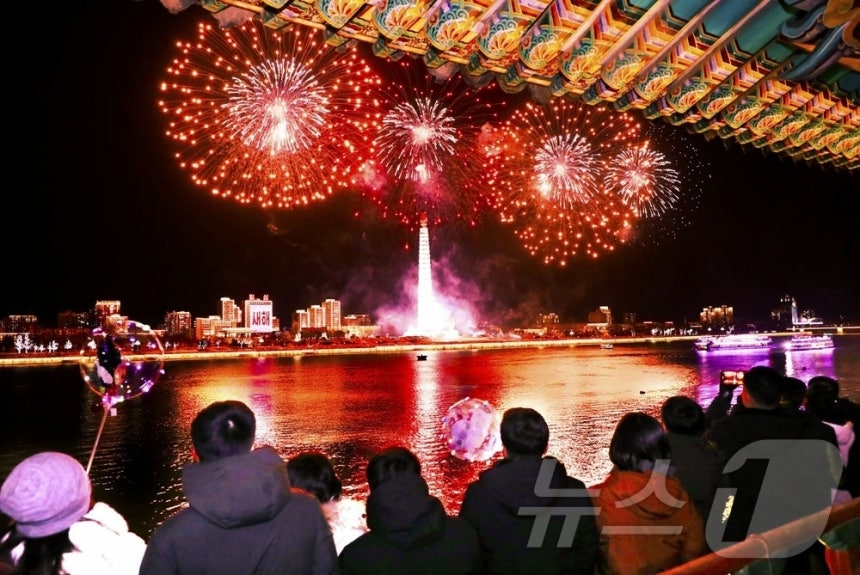 (평양 노동신문=뉴스1) = 북한 노동당 기관지 노동신문은 1일 "온 나라가 설레이는 속에 2026년 1월 1일 수도 평양의 김일성광장에서 국기게양식이 진행됐다＂며 ＂정각 0시 새