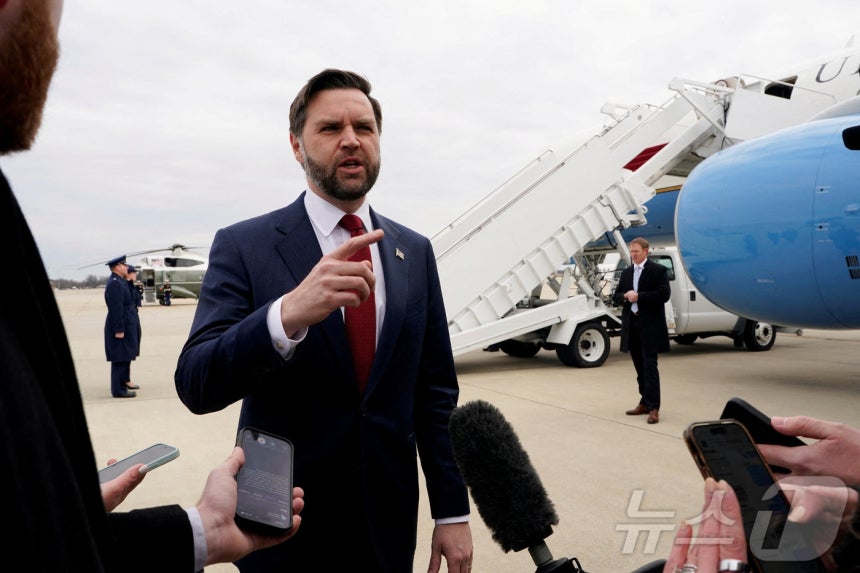 JD 밴스 미국 부통령이 18일(현지시간) 미시간으로 이동하는 도중 메릴랜드주 조인트 베이스 앤드루스에서 기자들과 이야기하고 있다. 2026.3.18. ⓒ 뉴스1 ⓒ 로이터=뉴스1