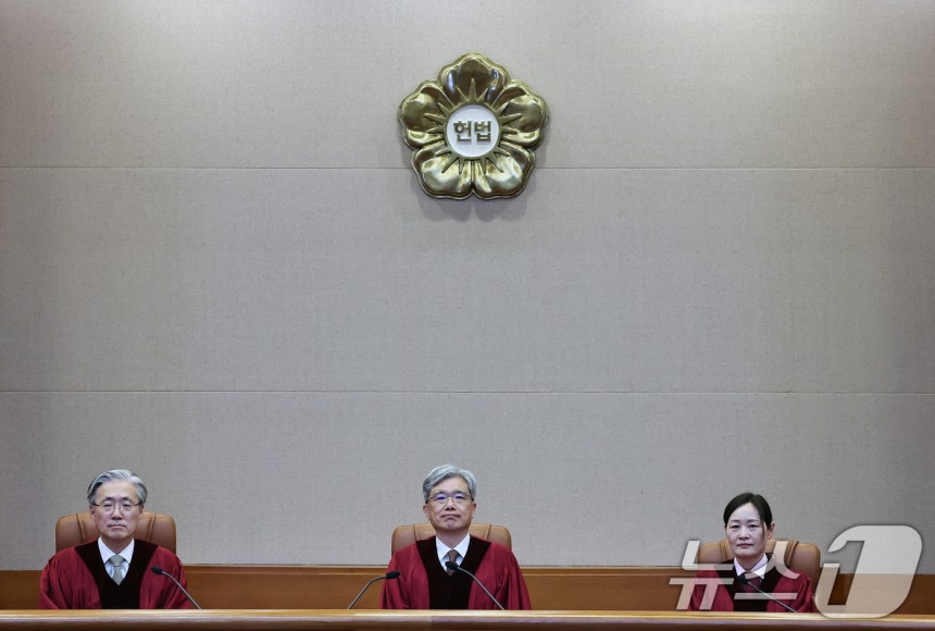 김상환 헌법재판소장과 재판관들이 위헌법률심판사건 등 선고를 위해 대심판정에 들어서고 있다.2026.3.26 ⓒ 뉴스1 구윤성 기자