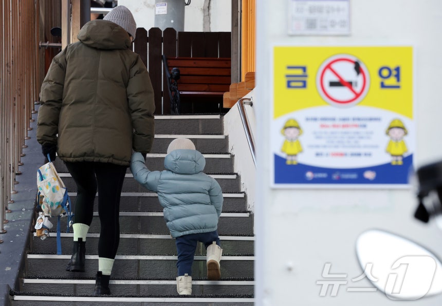 11일 서울시내 한 어린이집에서 어린이들이 등원하고 있다. (사진은 기사 내용과 무관함) 2025.2.11 ⓒ 뉴스1 이동해 기자