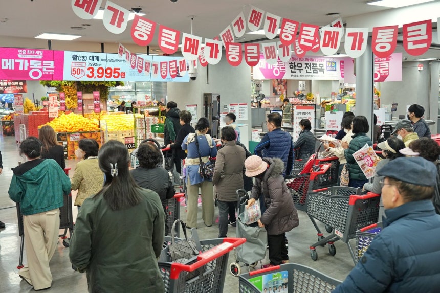 서울시 송파구에 위치한 롯데마트 제타플렉스 잠실점에서 고객들이 '메가통큰' 행사 입장을 위해 카트를 들고 줄지어 서있다.(롯데마트 제공)