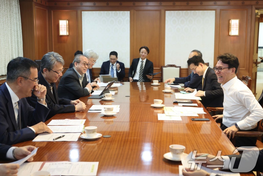 김민석 국무총리가 30일 오후 정부서울청사에서 '중동전쟁 이후 경제대응책 간담회' 주재하고 있다. 김 총리는 이날 간담회에서 전쟁 여파에 따른 국내외 경제 영향 점검 및 분야별 대