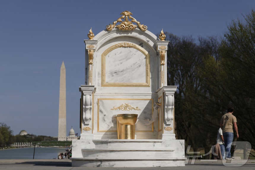 30일(현지시간) 미국 워싱턴DC 내셔널몰의 링컨기념관 근처에 도널드 트럼프 미국 대통령을 조롱할 목적으로 만들어진 황금색 변기 조각상이 전시돼 있다. 2026.03.30 ⓒ 로이터=뉴스1