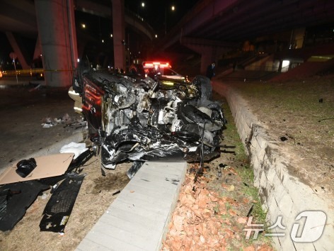 지난달 25일 오후 8시 44분쯤 반포대교에서 주행하던 포르쉐 차량이 강변북로를 주행 중이던 벤츠 차량 위로 떨어진 뒤 잠수교까지 추락해 운전자를 포함한 2명이 다치고 차량 4대가 파손되는 사고가 발생했다.서울 용
