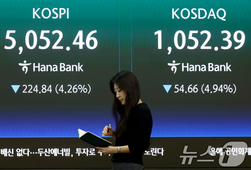 31일 오후 서울 중구 하나은행 딜링룸 전광판에 코스피 등 종가가 표시되고 있다.2026.3.31 ⓒ 뉴스1 박정호 기자