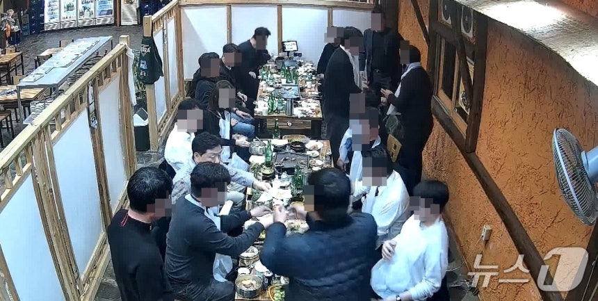 지난해 11월 전북 전주시 완산구의 한 음식점에서 김관영 도지사가 청년에게 현금을 주는 장면.(독자제공. 재판매 및 DB 금지) 뉴스1/장수인 기자