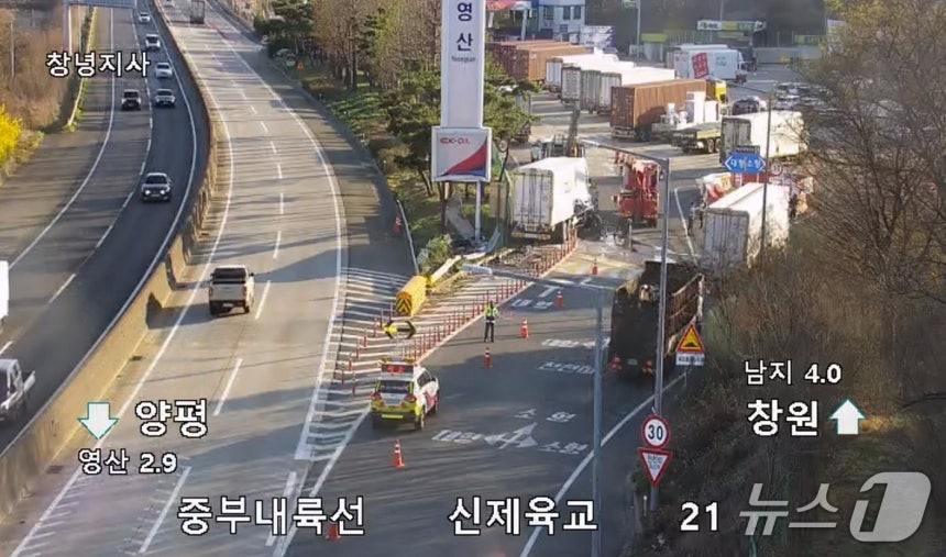 2일 오후 3시 7분쯤 창녕군 영산면 중부내륙고속도로 창원방향 영산휴게소 진입로에서 9.5톤 화물차가 휴게소 입간판 기둥을 충돌했다. 사진은 사고 현장 모습.(한국도로공사 로드플러