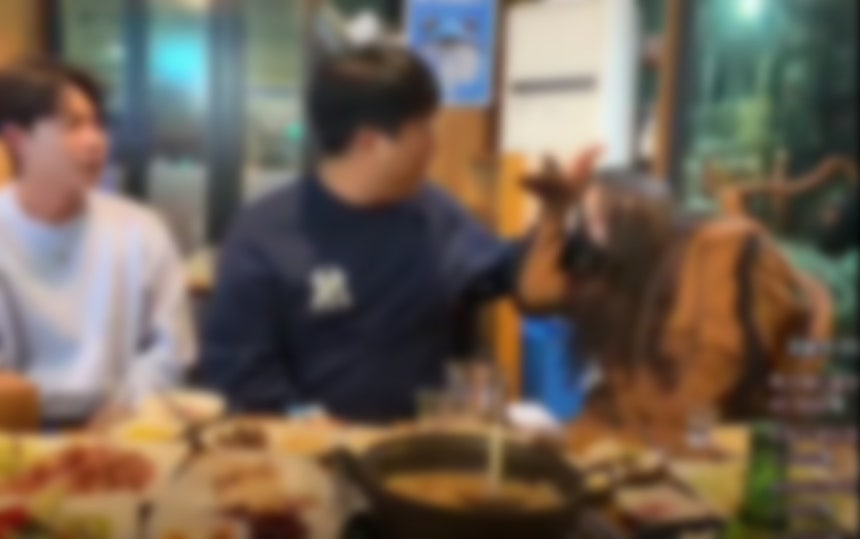 유명 먹방 스트리머가 전날(5일) 생방송 중 동석한 여성 스트리머를 폭행한 사실이 알려졌다.(방송 화면 갈무리)2026.4.6 ⓒ 뉴스1