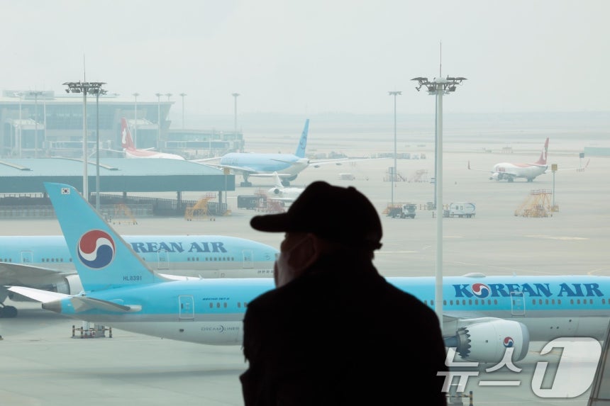 5일 인천국제공항 제2여객터미널 계류장에서 항공기들이 대기하고 있다.2026.4.5 ⓒ 뉴스1 조연우 인턴기자