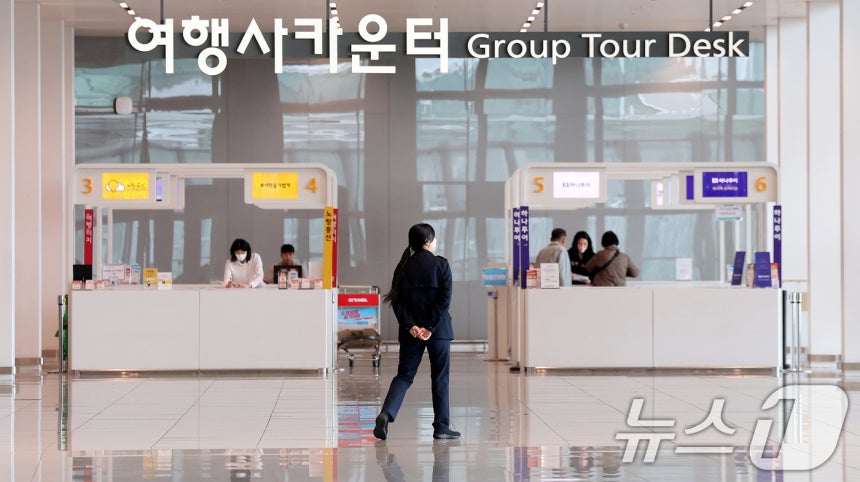 유류할증료가 3배 가량 급등한 이후 첫 주말을 맞은 5일 인천국제공항 2터미널 여행사 카운터가 한산한 모습을 보이고 있다.유류할증료가 다음 달에는 더 오를 거라는 예측이 나와 항공기 이용객들의 부담은 더 커질 전망
