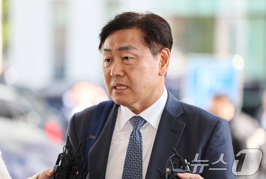 김관영 전북지사가 7일 서울 양천구 남부지방법원에서 열린 더불어민주당 상대 가처분 신청 심문에 출석하며 취재진 질문에 답하고 있다. 2026.4.7 ⓒ 뉴스1 김도우 기자