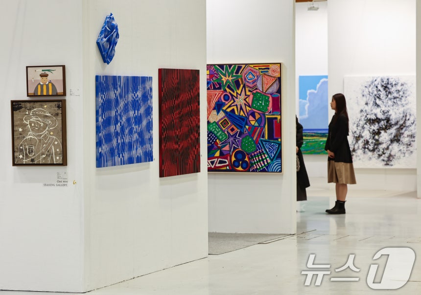 8일 서울 강남구 코엑스에서 열린 2026 화랑미술제에서 관람객들이 작품을 살펴보고 있다.2026.4.8 ⓒ 뉴스1 김도우 기자