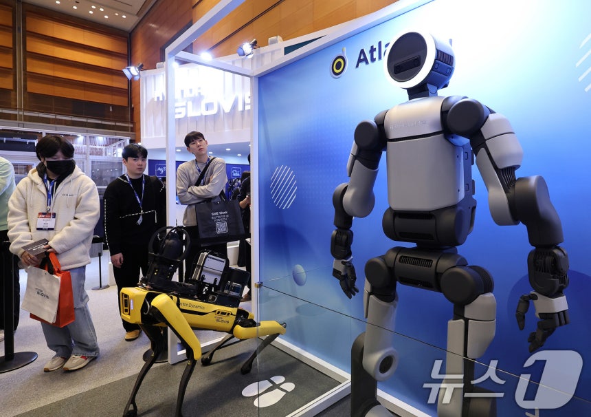 4일 서울 강남구 코엑스에서 열린‘2026 스마트공장·자동화산업전(AW 2026)’에서 관람객들이 아틀라스 양산형 모델을 관람하고 있다‘CES 2026’에서 처음 공개된 아틀라스가 한국에서 일반인을 대상으로 공