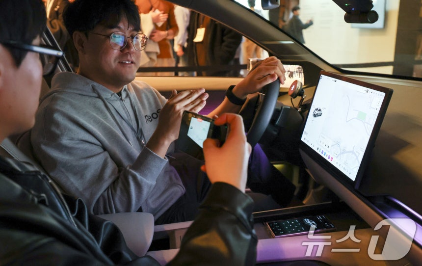 28일 서울 강남구 코엑스에서 열린 국내외 개발자들을 초청해 개발자 콘퍼런스 'Pleos 25'에서 현대차그룹 관계자가 차세대 인포테인먼트 시스템을 시연하고 있다.Pleos Connect는 AAOS(Android 