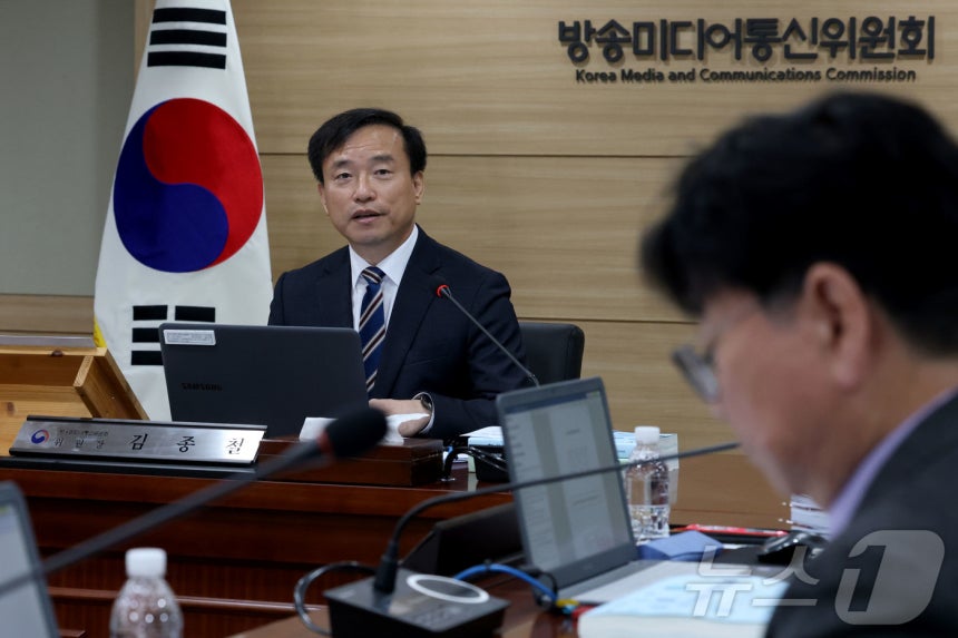 김종철 방송미디어통신위원장이 10일 오전 경기도 과천시 정부과천청사 방송미디어통신위원회에서 열린 제1차 위원회 회의에서 발언하고 있다. 2026.4.10 ⓒ 뉴스1 이광호 기자