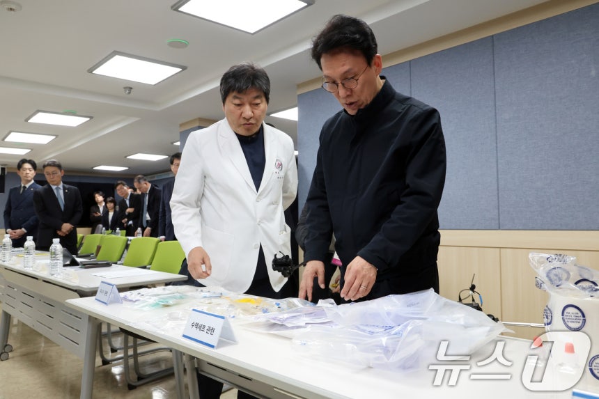 김민석 국무총리가 10일 오후 서울 영등포구 한림대학교 한강성심병원에서 열린 '의료필수품 관련 현장 애로 점검 합동간담회'에서 의료필수품을 살펴보고 있다. 2026.4.10 ⓒ 뉴