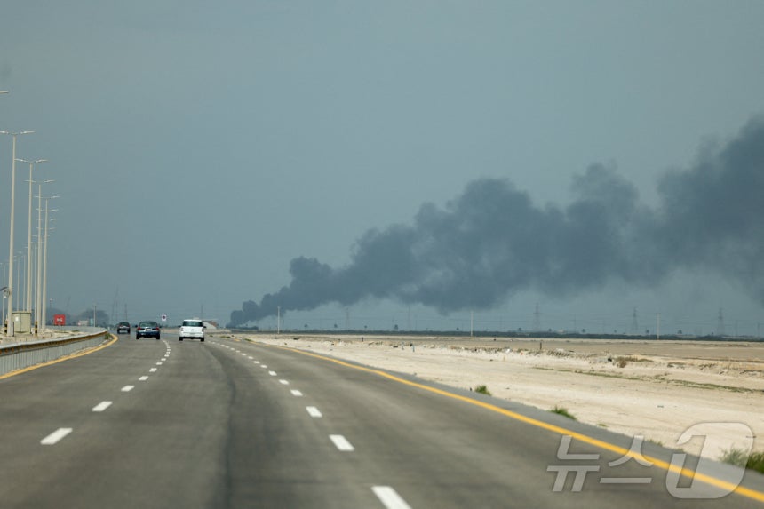 지난달 2일(현지시간) 사우디아라비아 라스타누라에 있는 아람코 정유시설에서 이란의 드론 공격으로 추정되는 공격 이후 연기가 치솟고 있다.2026.03.02.ⓒ 로이터=뉴스1