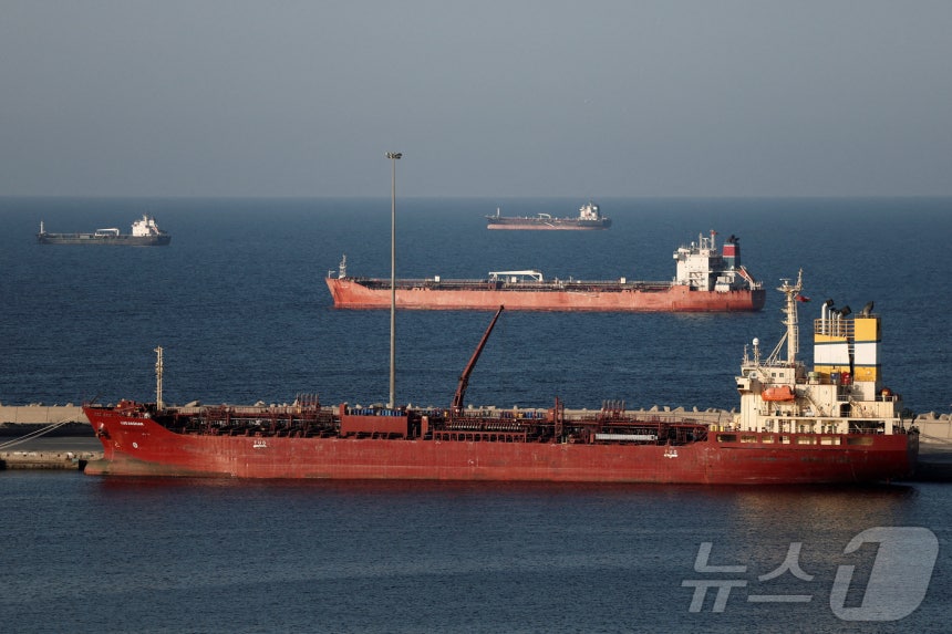 이란 전쟁 장기화로 호르무즈 해협 봉쇄가 지속되자 오만 무스카트항 인근에 루오지아산 유조선이 정박해 있는 모습. ⓒ로이터=뉴스1