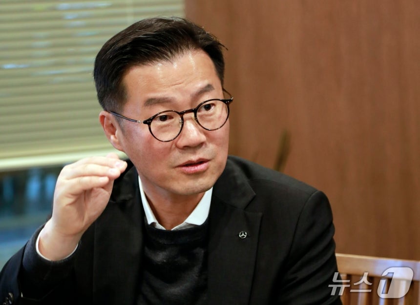 이상국 메르세데스-벤츠 코리아 디지털,마케팅 및 커뮤니케이션 부문 총괄 부사장이 9일 서울 중구 본사 인근 식당에서 진행한 기자 간담회에서 발언하는 모습(벤츠 코리아 제공) 2026.4.12/뉴스1